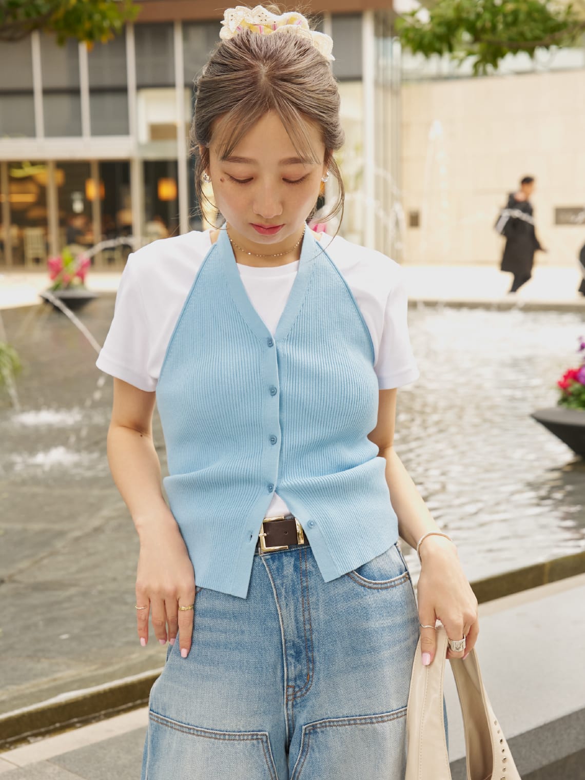 Dress T-shirt Skirt Bagを着用したモデル