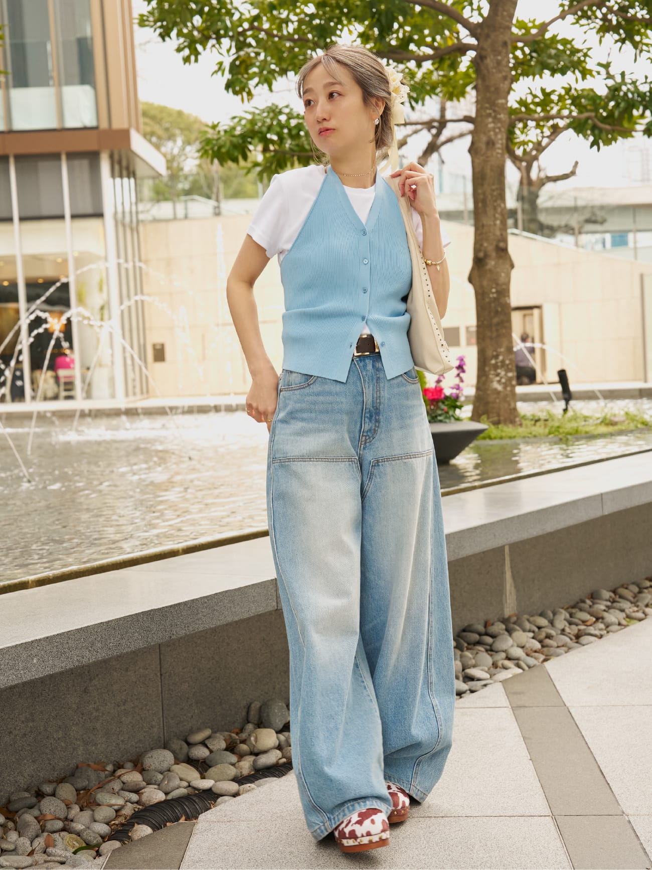 Dress T-shirt Skirt Bag Hair accessory Shoesを着用したモデル