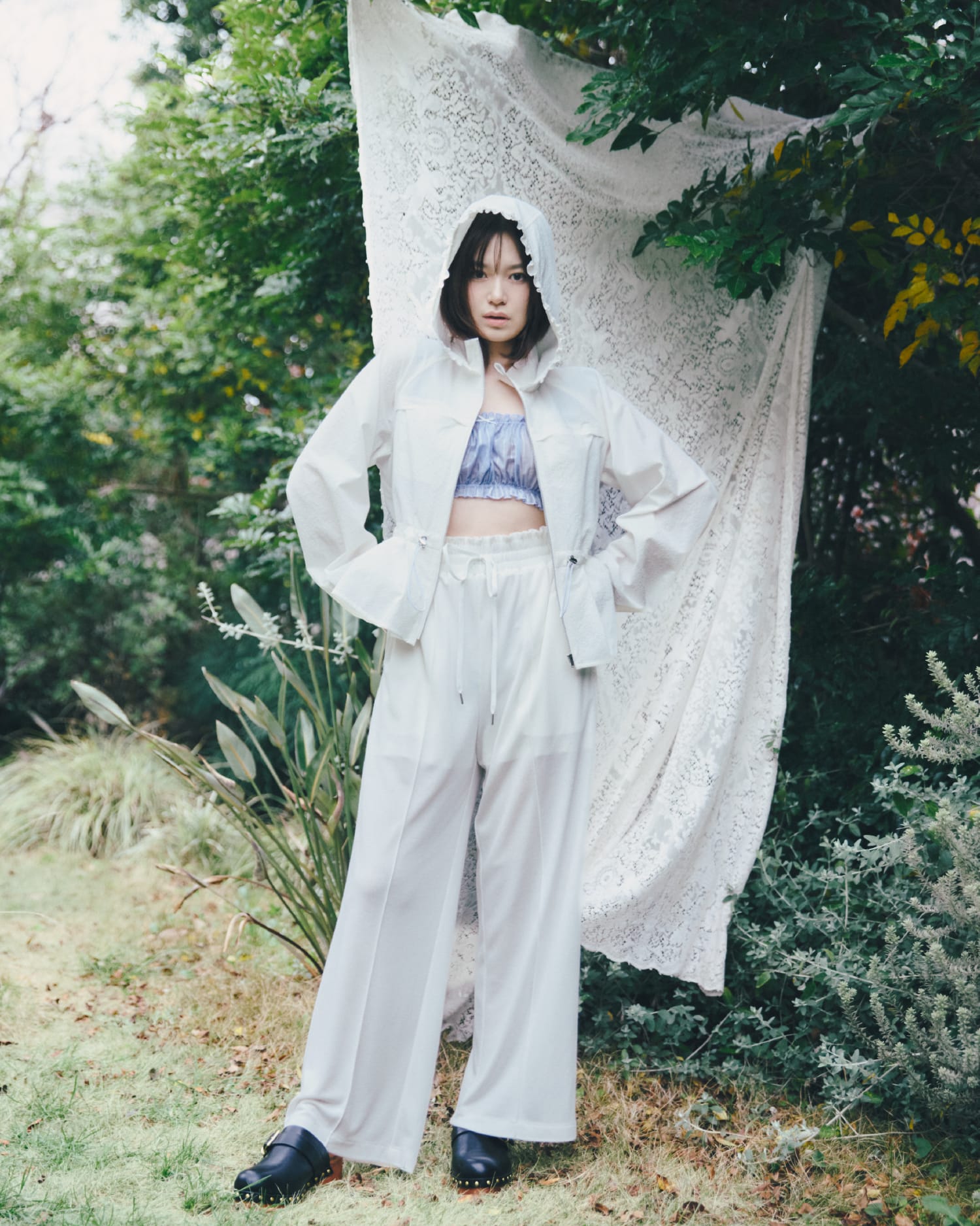 UVプロテクト Blouson Bustier Pants Shoesを着用したモデル