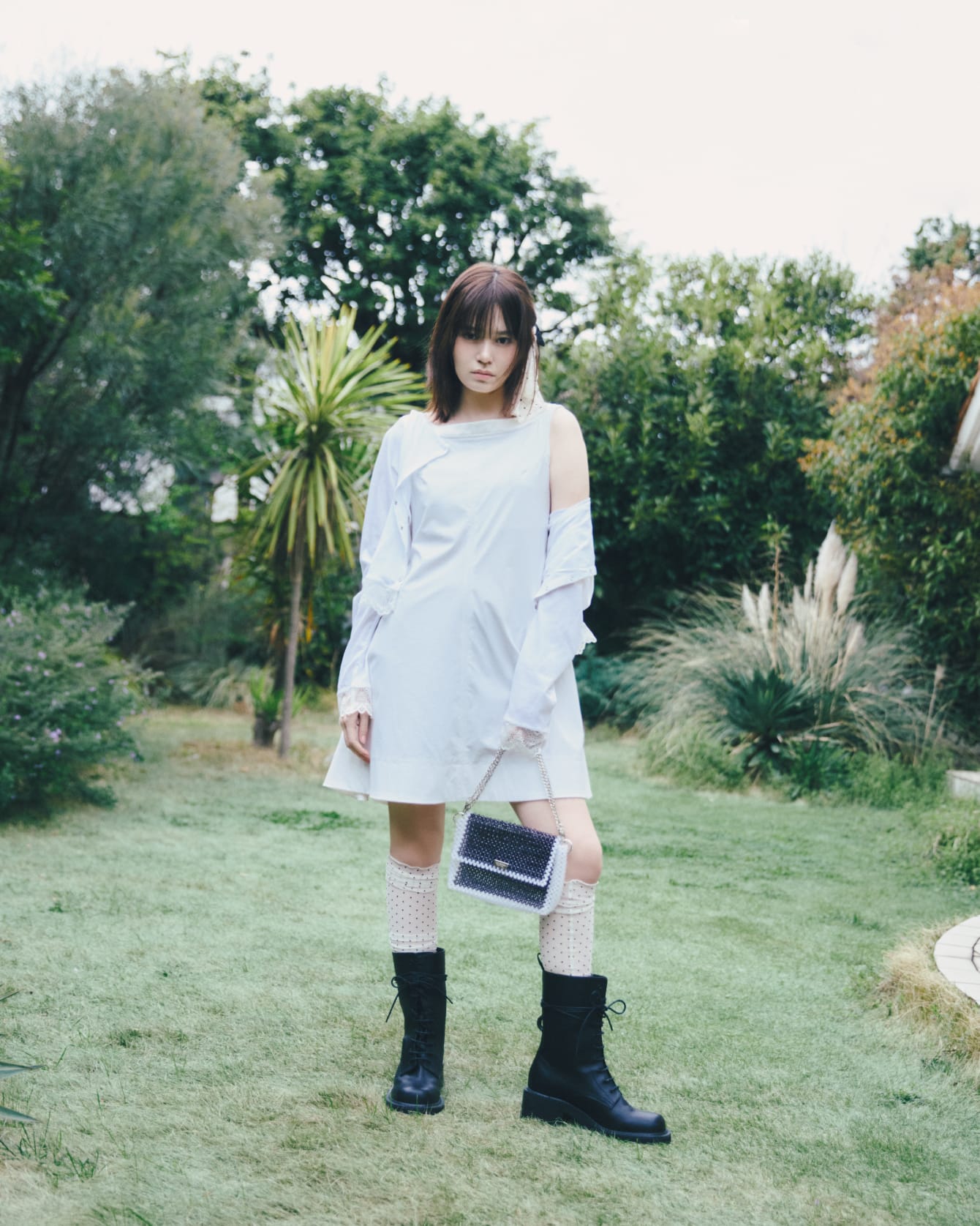 UVプロテクト 接触冷感 Cardigan Dress Hair Accessory Bag Socks Bootsを着用したモデル