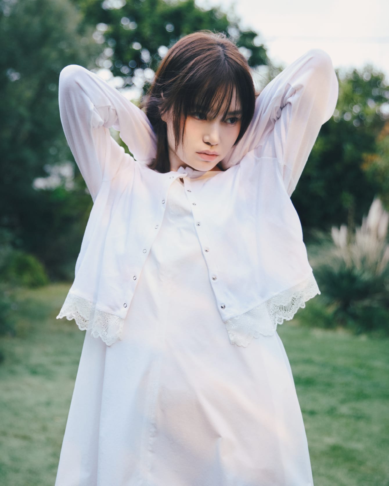 UVプロテクト 接触冷感 Cardigan Dress Hair Accessory Bag Socks Bootsを着用したモデル