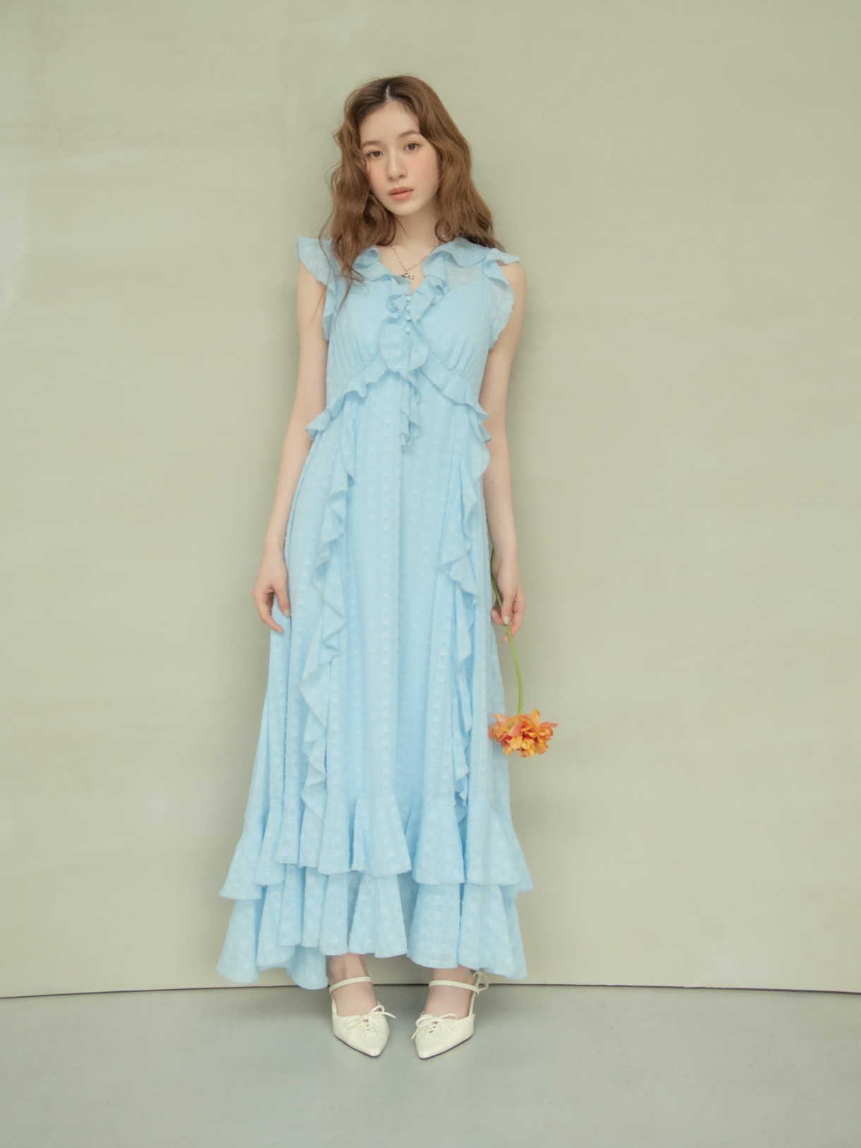 水色のフリルドレスを着たモデルの全身