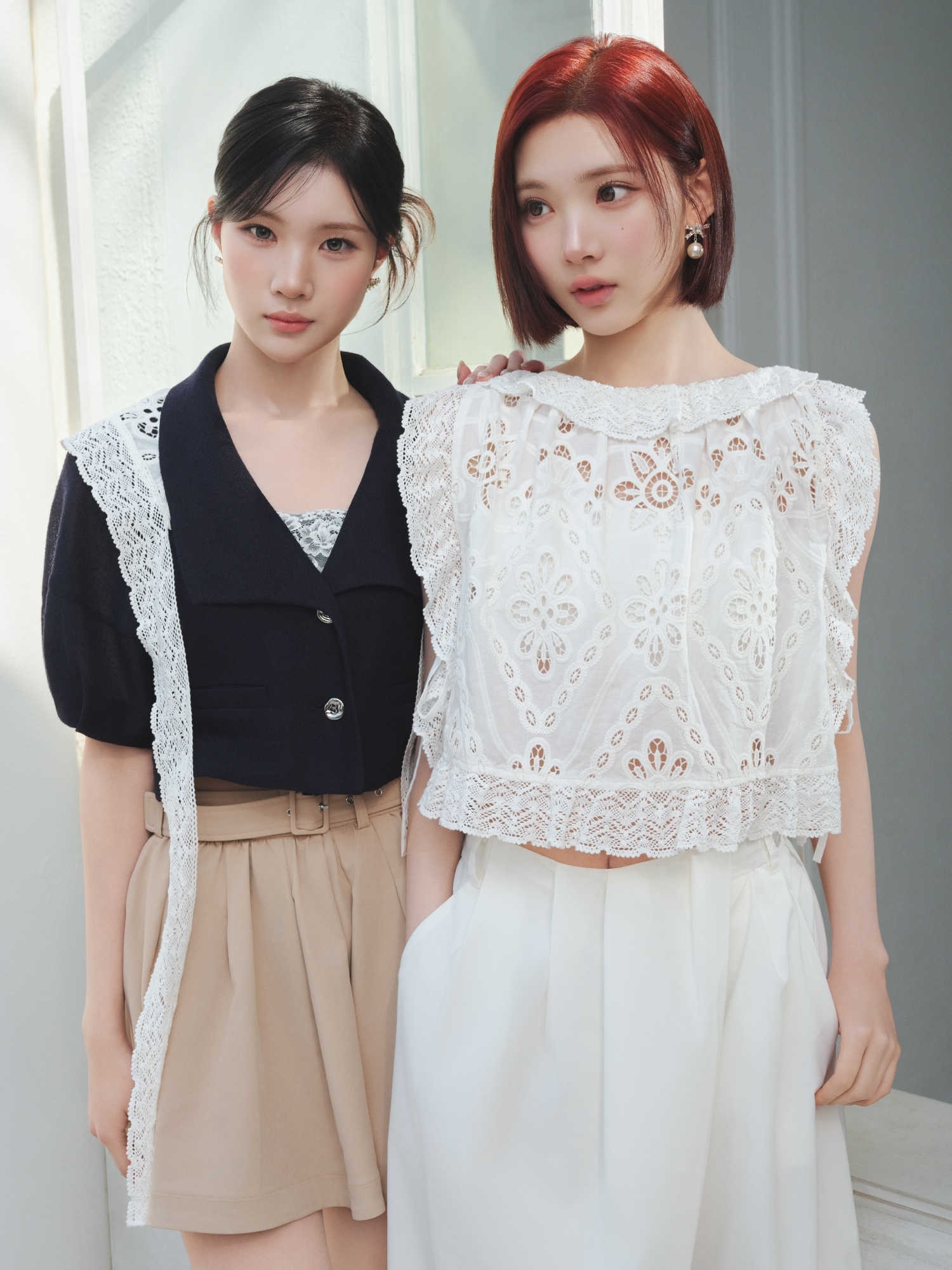 JIWOOのレーストリムブラウス・リネンライクタックドロストスラックスのホワイトコーディネート（右）/JUUNのネイビーのハーフスリーブショートジャケット・ベージュのフレアミニスカショーパンのコーディネート（左）
