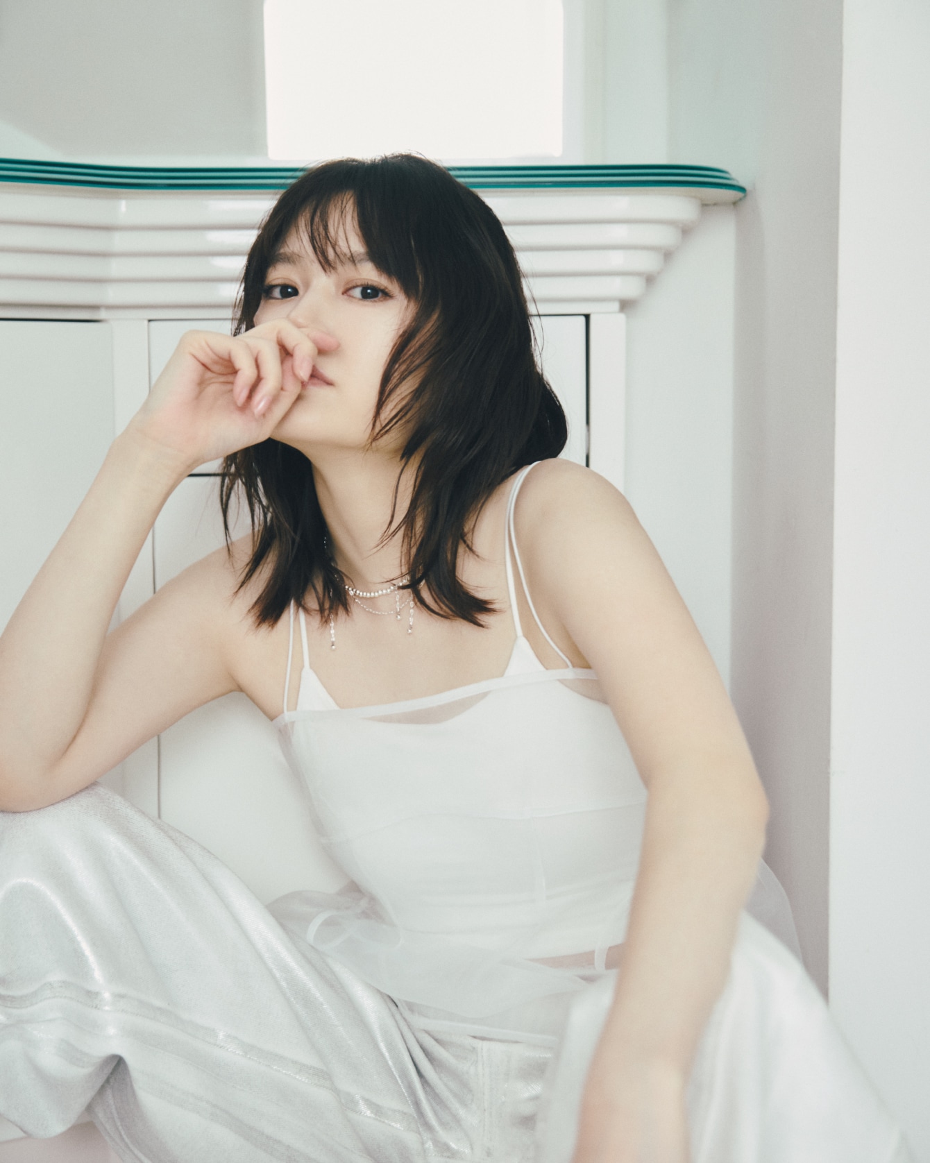 白のバッククロスブラレットとシアーボリュームチュニック・ホイルカーブデニムパンツ・チョーカー・シューズを合わせたコーディネート