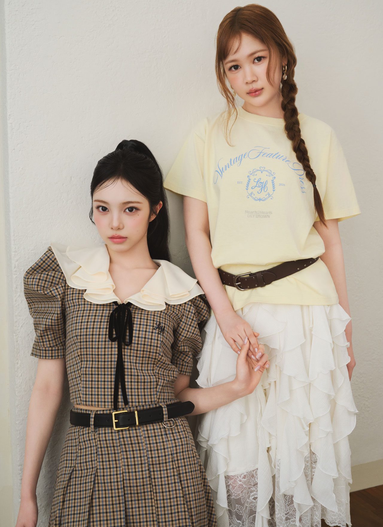 チェック柄ワンピースの女性モデルと、黄色Tシャツの女性モデルの2ショットカット