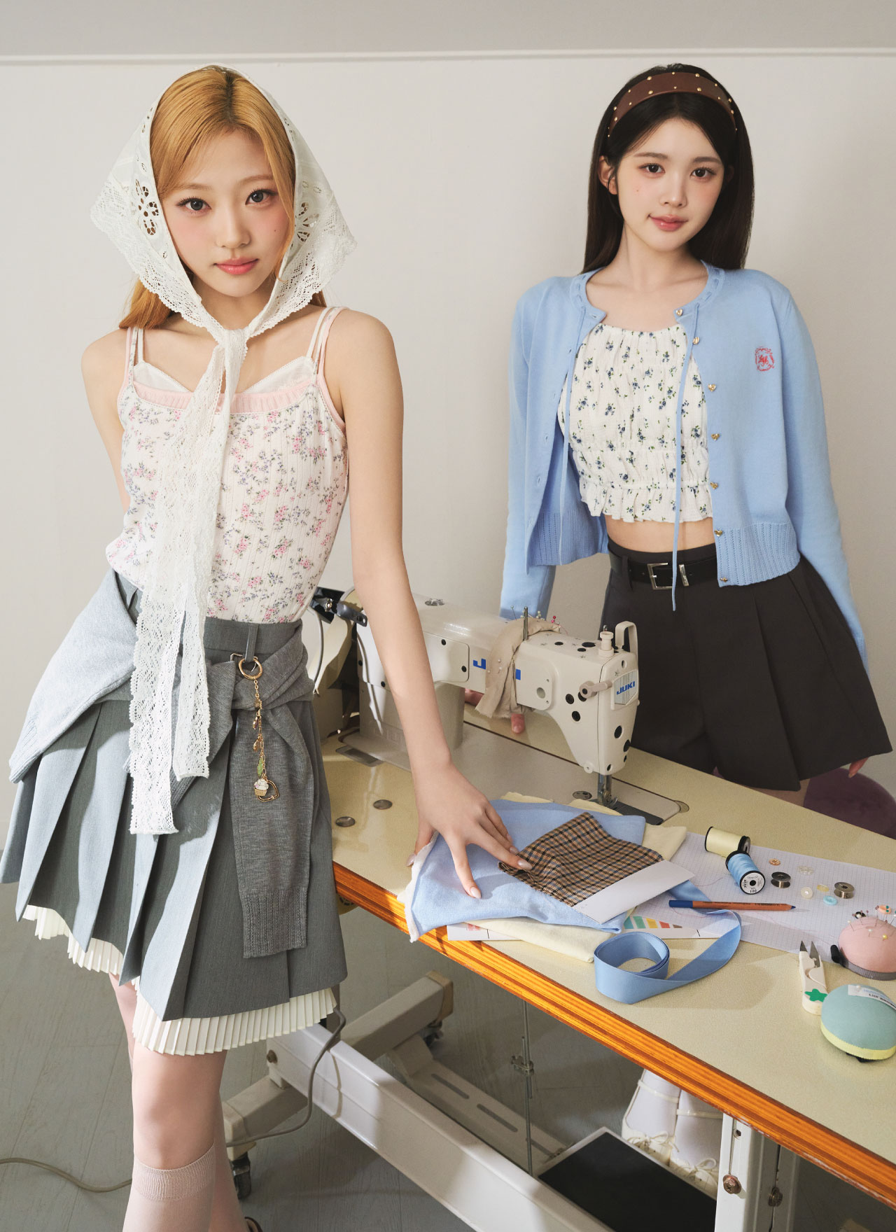 ミシンのある作業台の前に2人の女性モデルが並ぶ2ショットカット