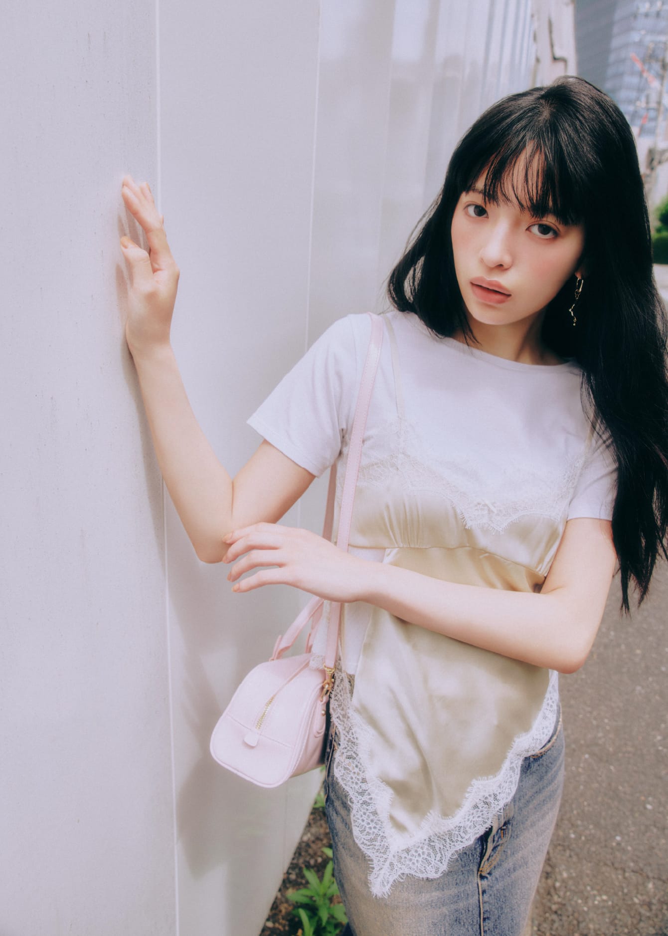 tops skirt bag pierced earrings shoesを着用したモデル