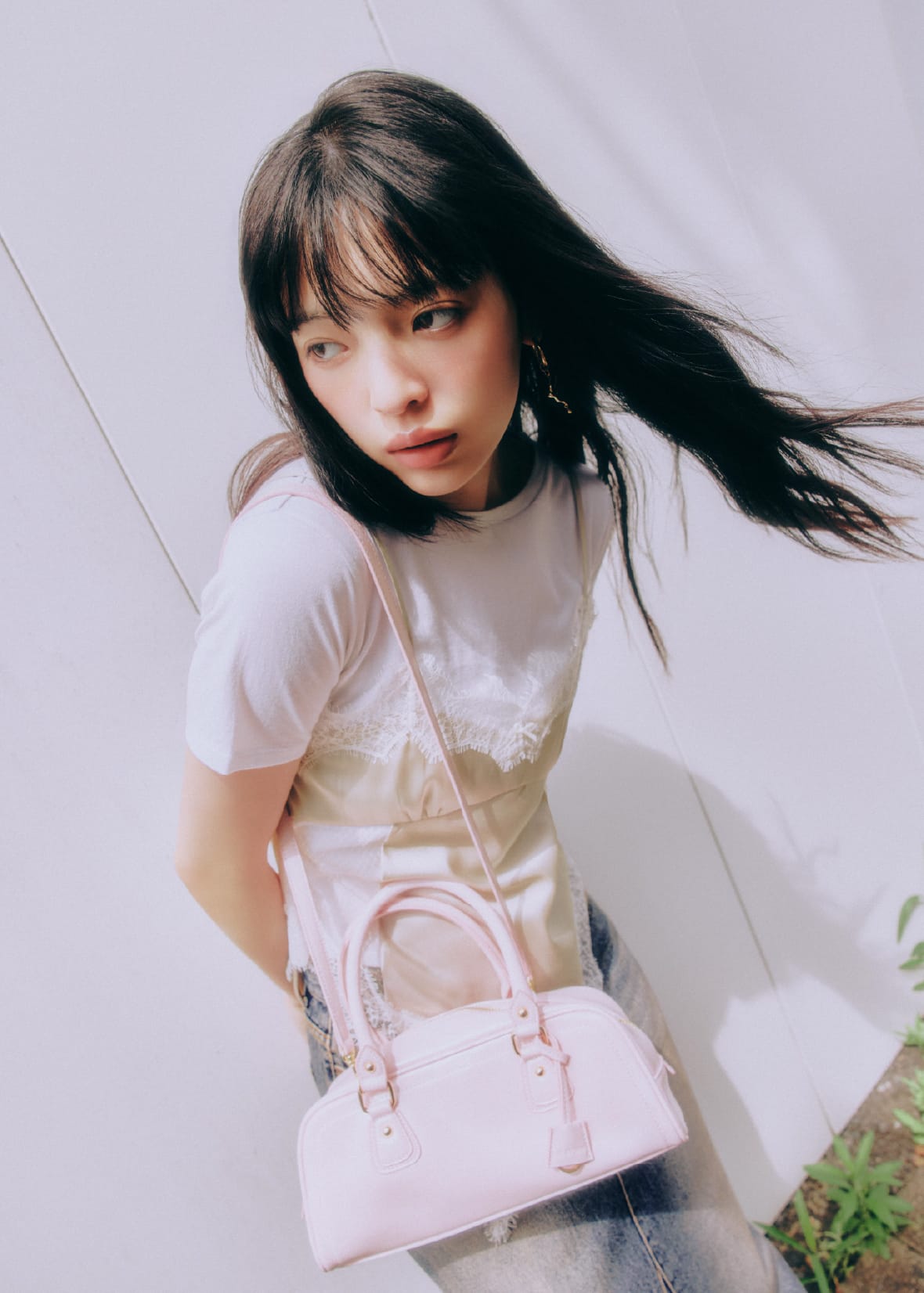 tops skirt bag pierced earrings shoesを着用したモデル