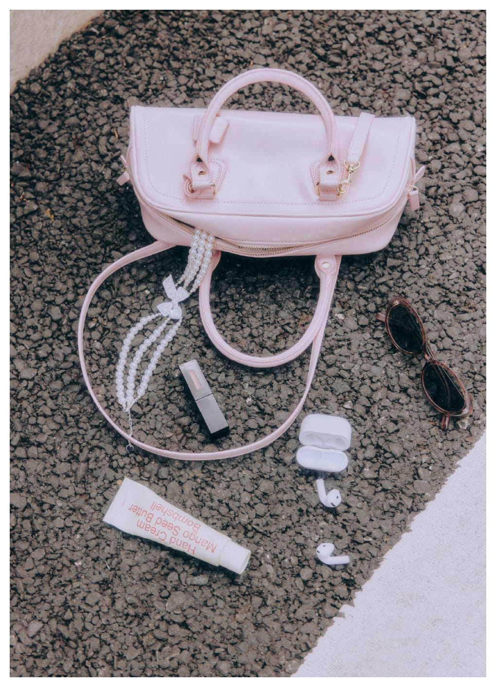 bag sunglasses necklaceの画像