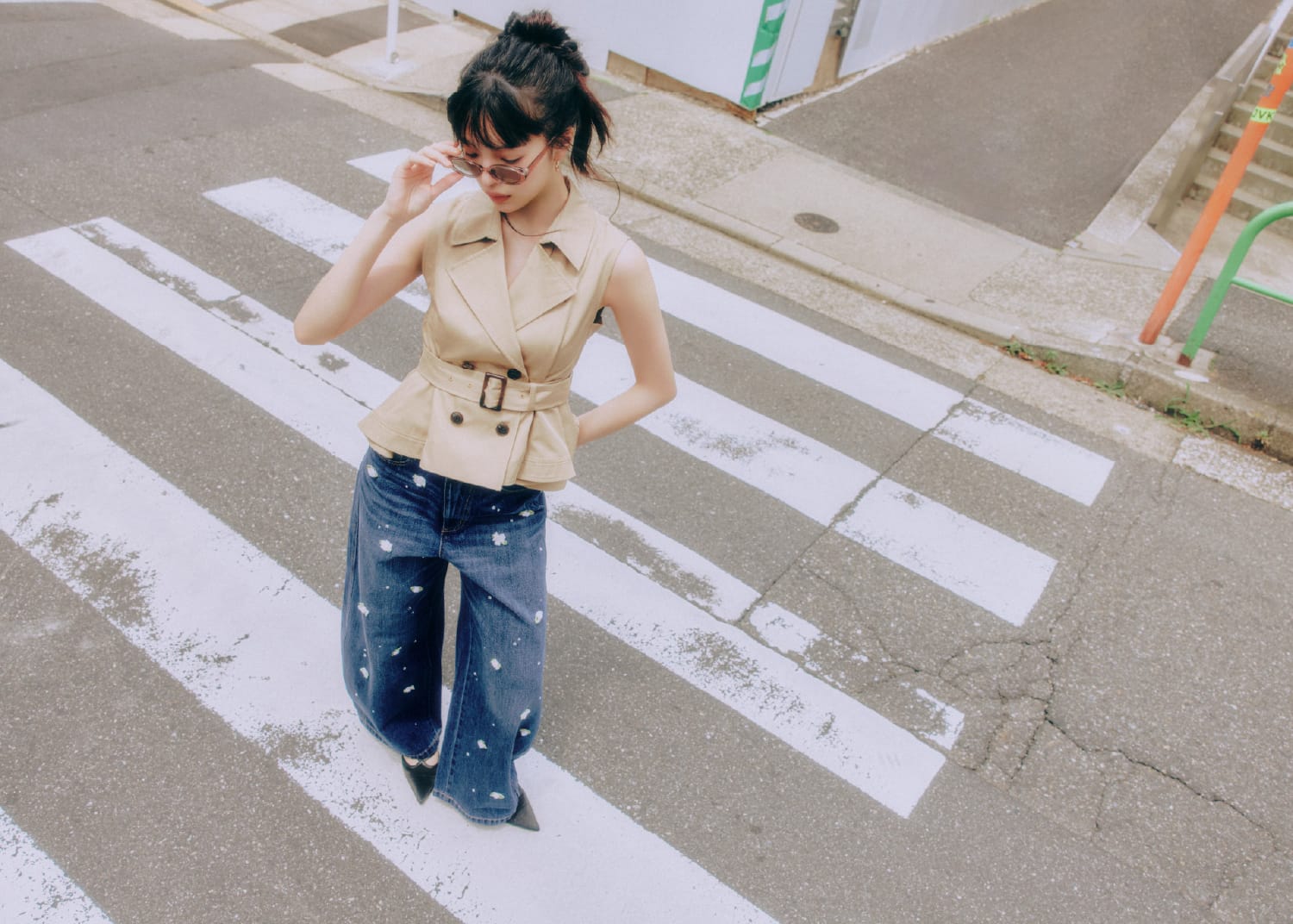 gilet pants sunglasses pierced earrings shoesを着用したモデル