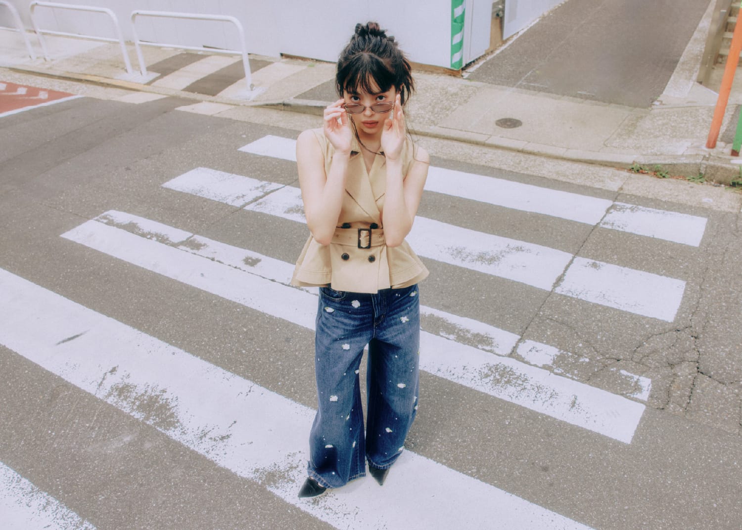 gilet pants sunglasses pierced earrings shoesを着用したモデル