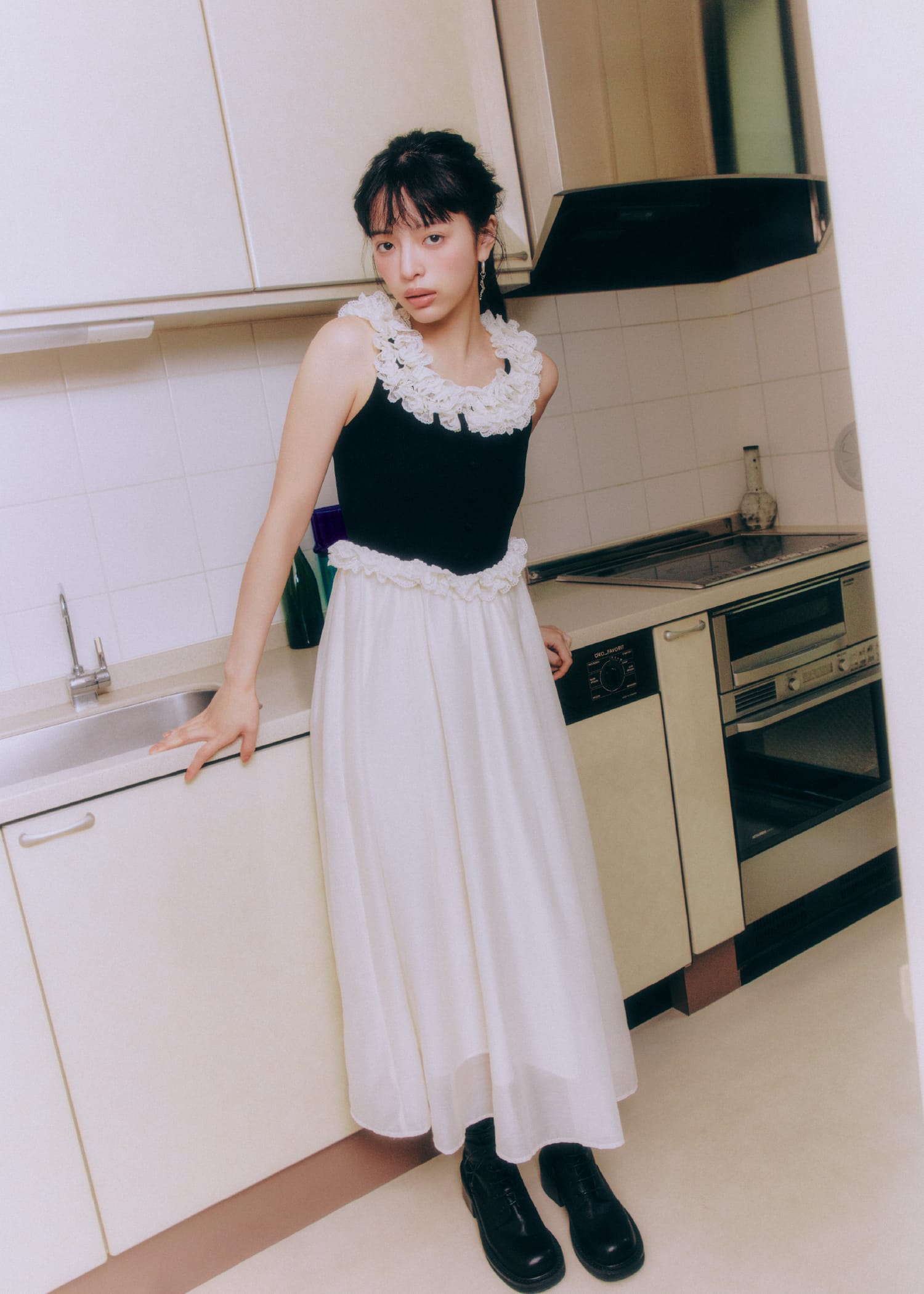 dress pierced earrings bootsを着用したモデル