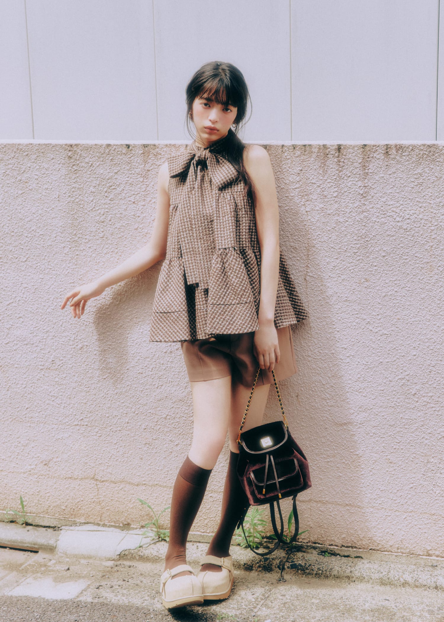 ribbon tie blouse pants pierced earrings bag shoesを着用したモデル