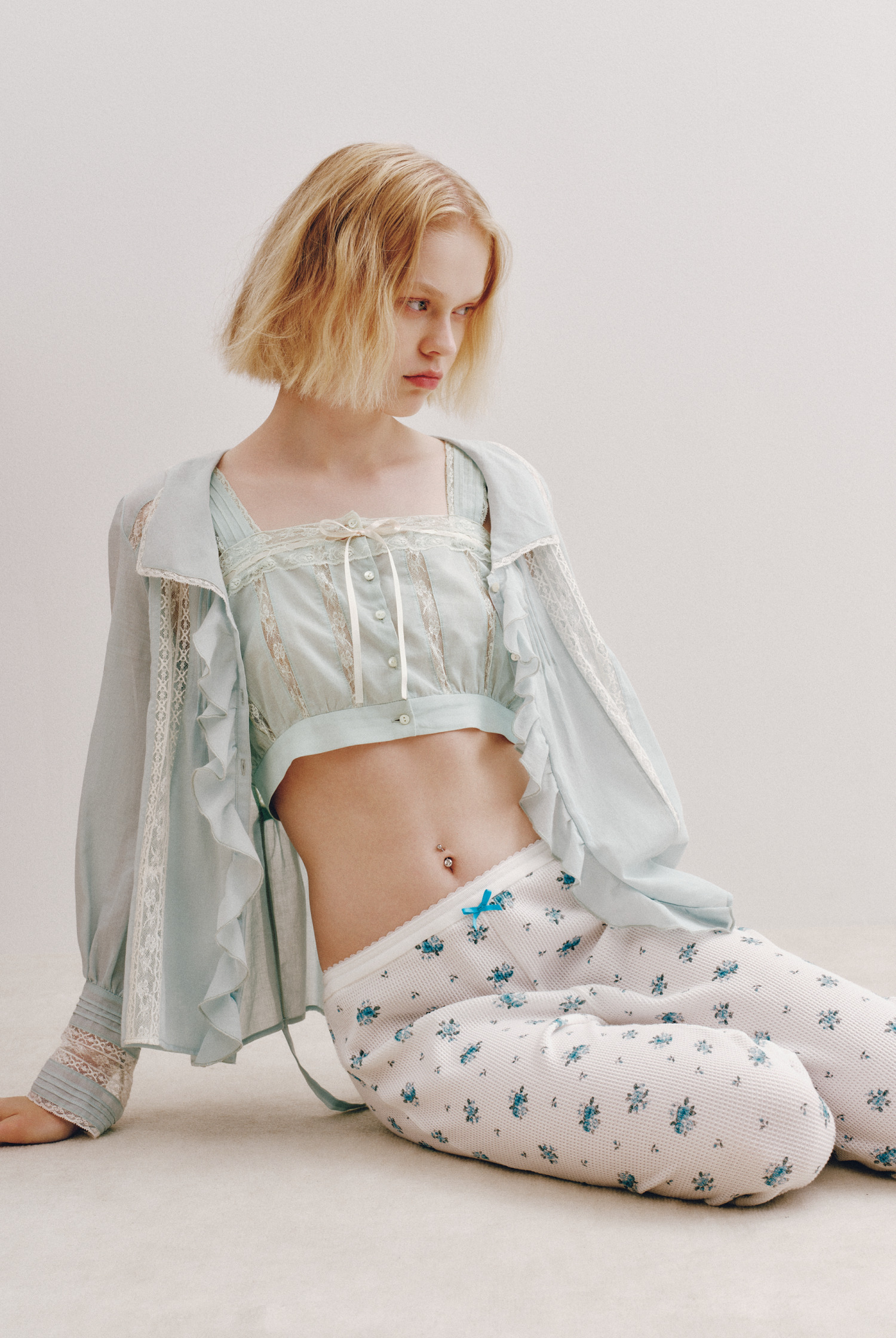 Blouse と Tops、Pants のスタイリング 2枚目
