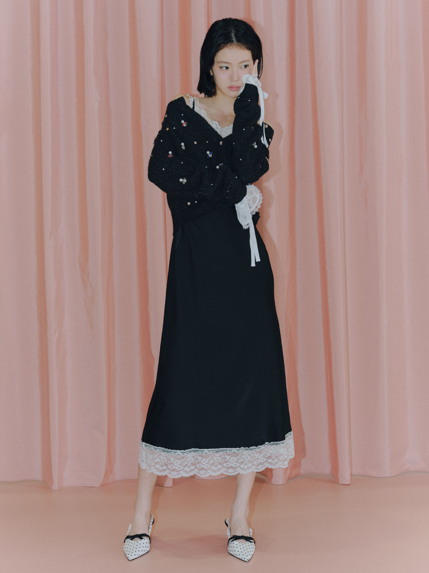 Bijou Knit Cardigan ブラックの着用カット 2枚目