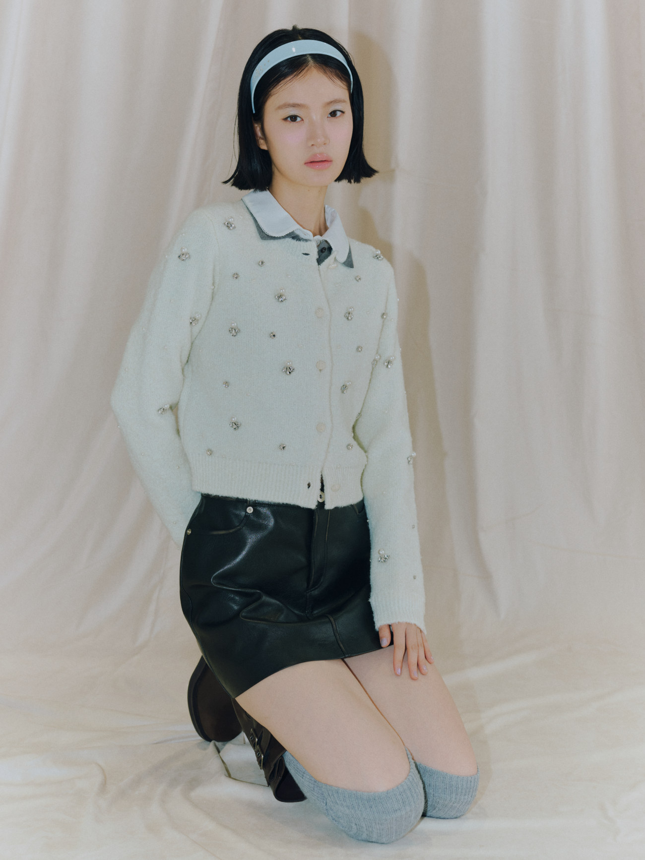 Bijou Knit Cardigan アイボリーの着用カット 2枚目