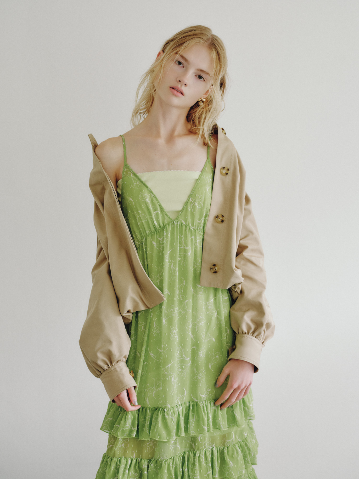 Lily 柄ワンピースの全身カット