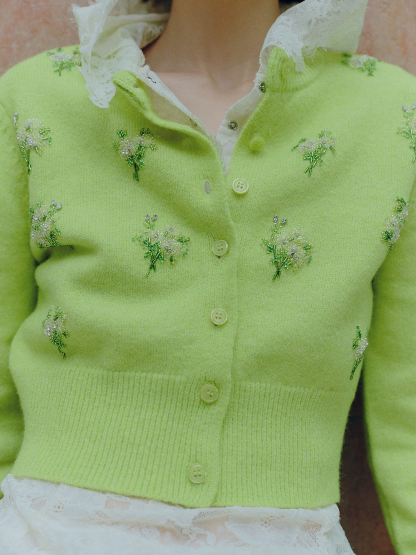 グリーンの花刺繍カーディガンのアップ