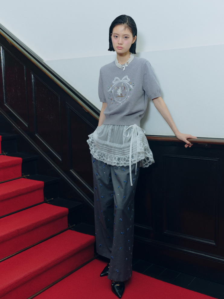 リボン刺繍のニットトップスとパンツの着用カット