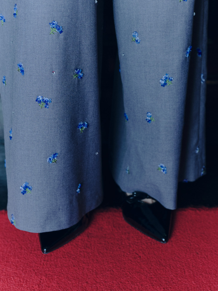 ブルーの花刺繍スカートのディテール
