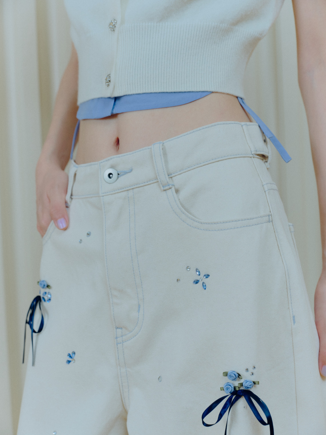 花刺繍のホワイトデニムパンツのアップ