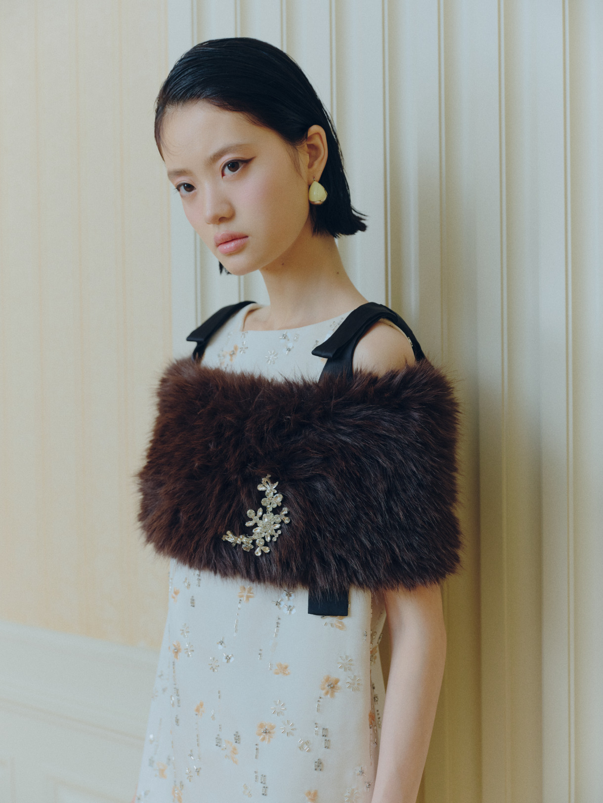 ファーストールを合わせた花柄ドレスの着用カット