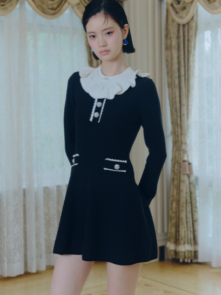 ブラックのニットドレスの着用カット