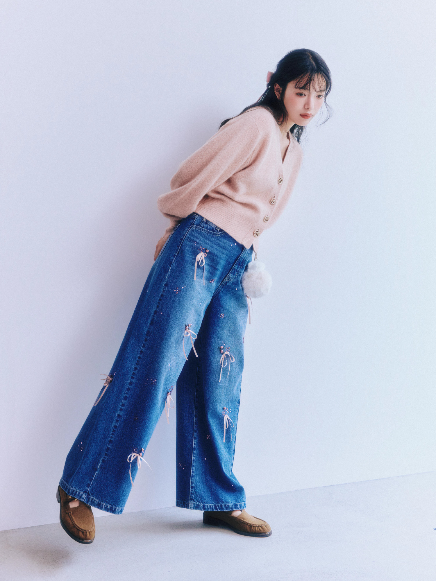 style5 ピンクのカーディガンとリボン付きデニムパンツの全身カット