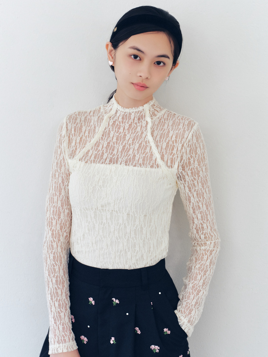 メルティヒートカップインハイネックレーストップス OWHT の着用イメージ