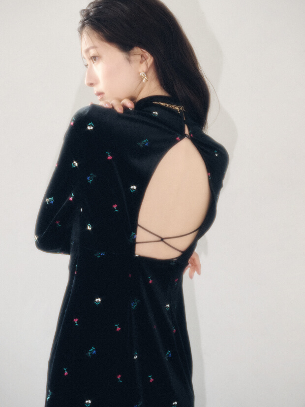 黒のワンピースを着た女性