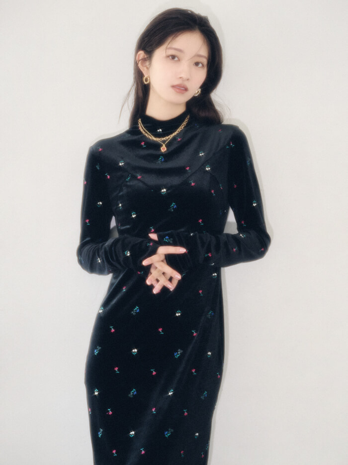 黒のワンピースを着た女性