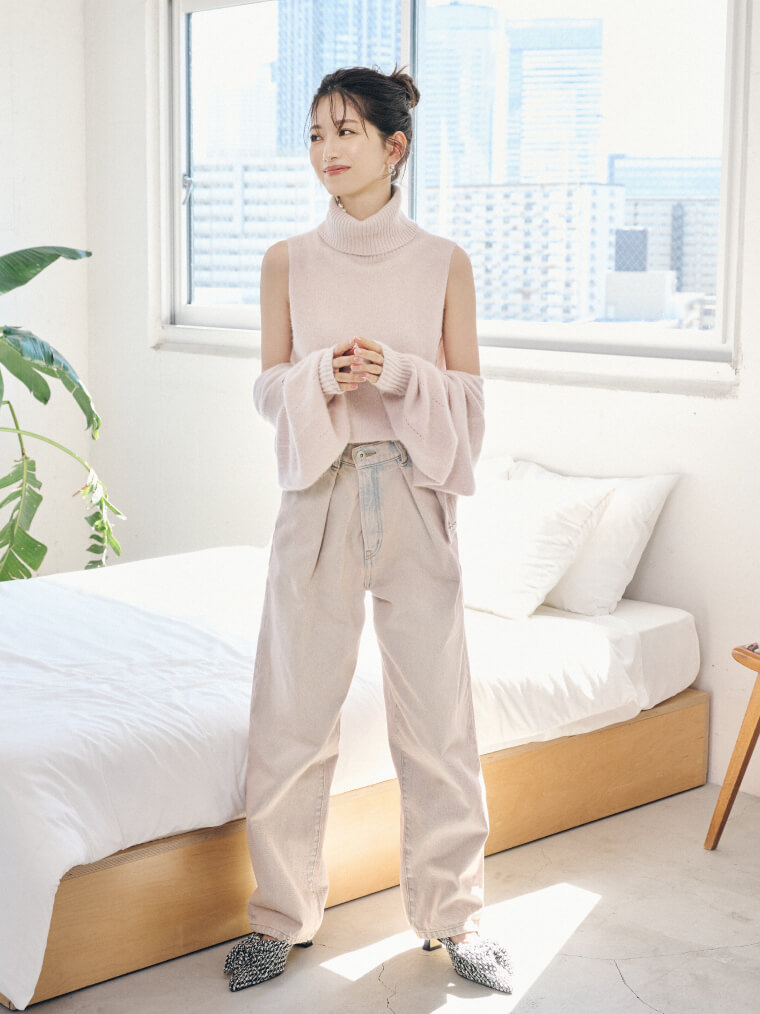 ピンクのカーディガン・ピンクのトップス・ピンクのデニムパンツを履いた女性