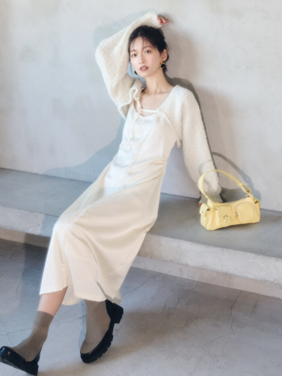 アイボリーのワンピースを着た女性