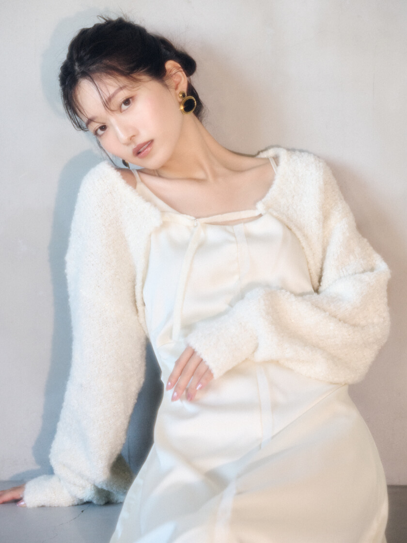 アイボリーのワンピースを着た女性