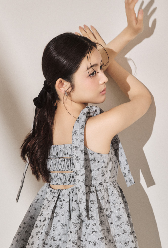 【WEB限定カラー】ショルダーリボンペプラムブラウス・マイクロミニパンツ・[L.B CANDY STOCK]ラインストーンストラップサンダル・シアーレースハイソックス・フープイヤリングを着用した女性