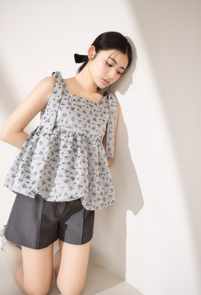 【WEB限定カラー】ショルダーリボンペプラムブラウス・マイクロミニパンツ・[L.B CANDY STOCK]ラインストーンストラップサンダル・シアーレースハイソックス・フープイヤリングを着用した女性