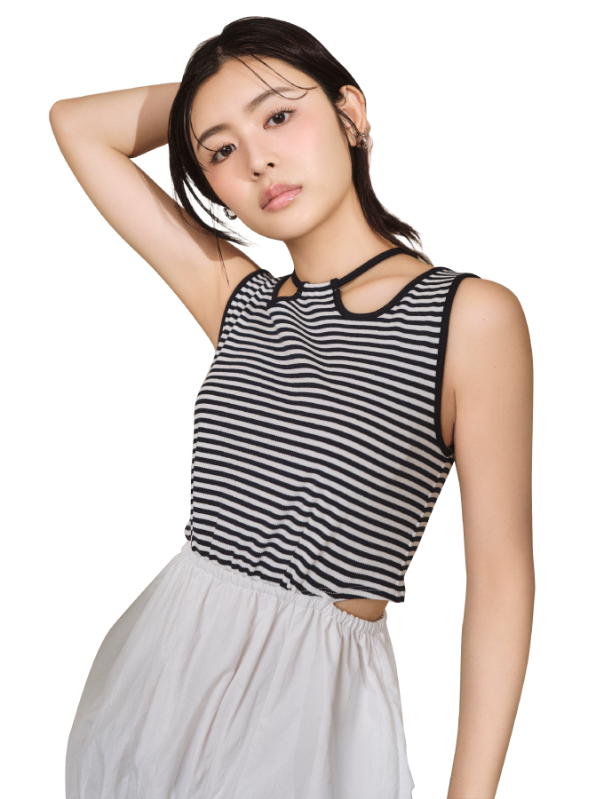 布帛ドッキングワンピース・[L.B CANDY STOCK]ラインストーンストラップサンダル・フープイヤリングを着用した女性