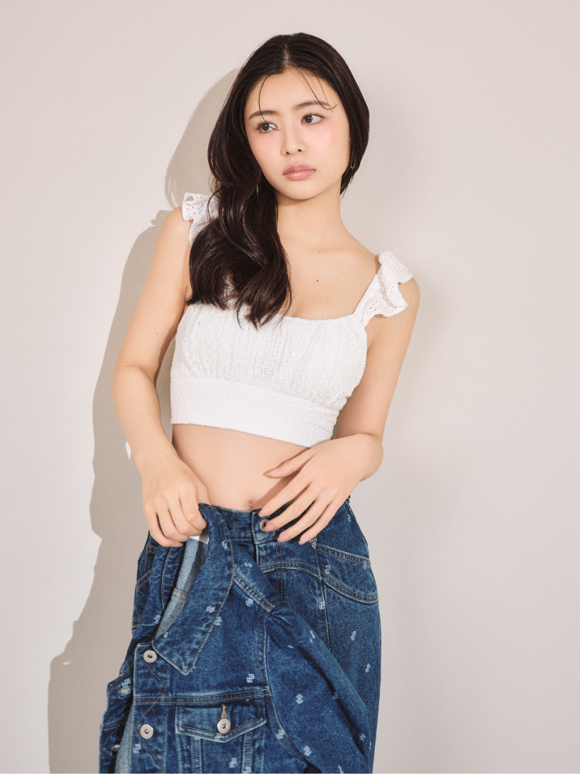 ハーフスリーブデニムジャケット・コットンレースブラトップ・【WEB限定00サイズあり】センターシームワイドデニムパンツ・メタルヒールサンダル・リボンフラワースネークイヤリングを着用した女性