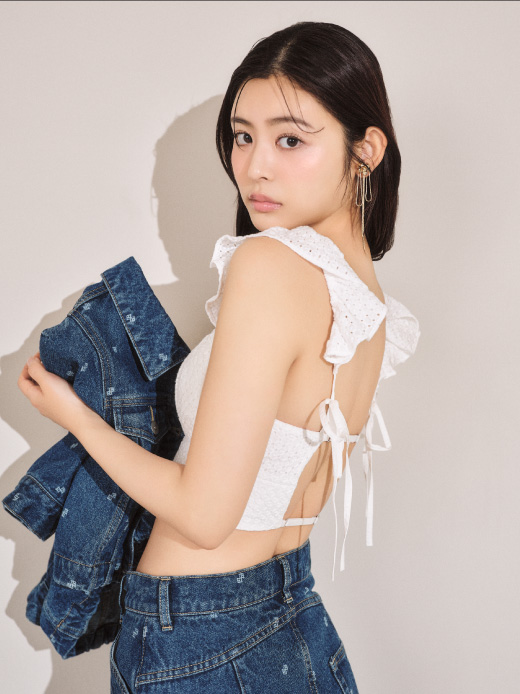 ハーフスリーブデニムジャケット・コットンレースブラトップ・【WEB限定00サイズあり】センターシームワイドデニムパンツ・メタルヒールサンダル・リボンフラワースネークイヤリングを着用した女性