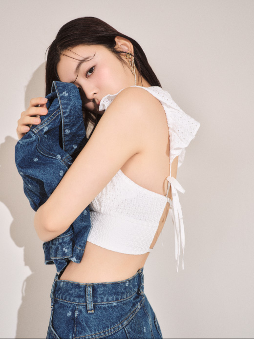ハーフスリーブデニムジャケット・コットンレースブラトップ・【WEB限定00サイズあり】センターシームワイドデニムパンツ・メタルヒールサンダル・リボンフラワースネークイヤリングを着用した女性
