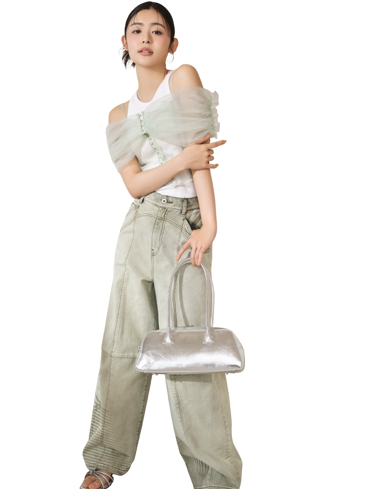 シアーリボンコルセットビスチェ・カップインアメスリ/サントーニ・【WEB限定00サイズあり】センターシームワイドデニムパンツ・[L.B CANDY STOCK]ラインストーンストラップサンダル・ミニボーリングトートバッグを着用した女性
