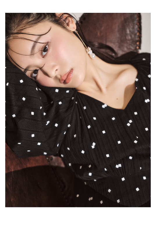 【WEB限定00サイズあり】バックリボンロングワンピース・メタルヒールサンダル・ミニボーリングトートバッグ・ボリュームパールピアスを着用した女性