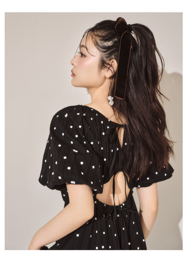 【WEB限定00サイズあり】バックリボンロングワンピース・メタルヒールサンダル・ミニボーリングトートバッグ・ボリュームパールピアスを着用した女性