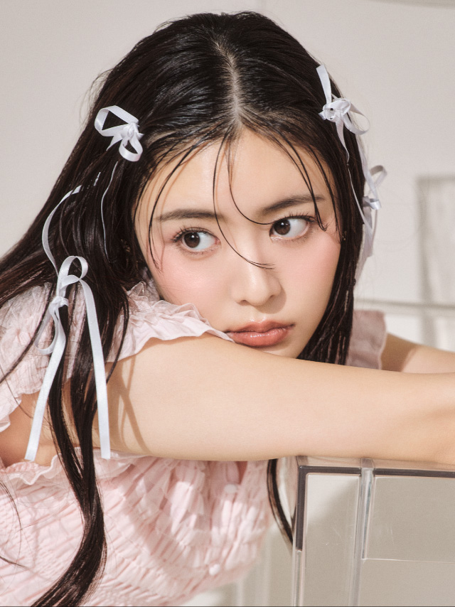 チュールシャーリングブラウス・チュールシャーリングスカート・[L.B CANDY STOCK]CANDYメッシュバレエパンプス・2wayナイロンバケットリュック・フープイヤリングを着用した女性