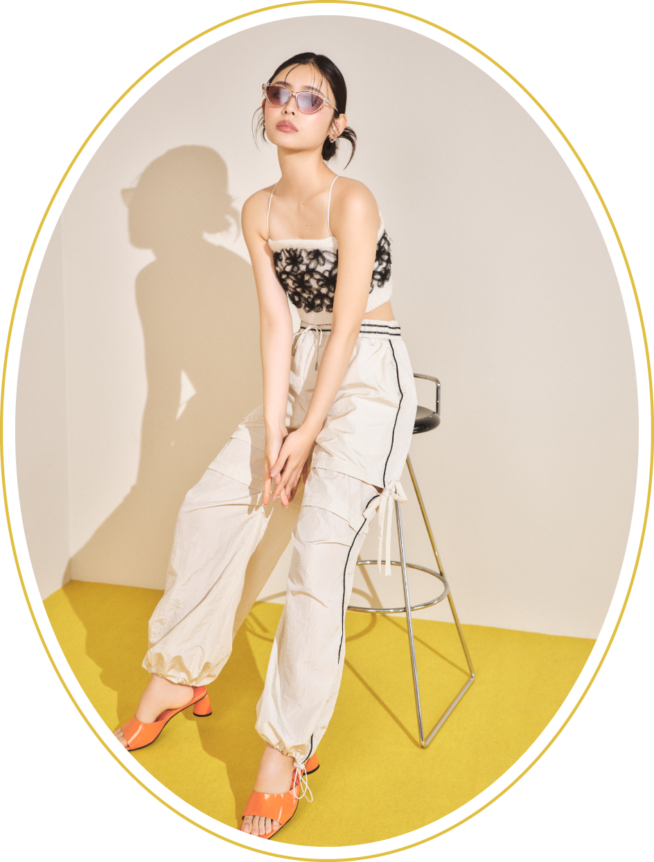 [L.B CANDY STOCK]ビジューニットビスチェ・ウエストチェンステッチトラックパンツ・メタルヒールサンダル・フープイヤリング・キャットアイサングラスを着用した女性