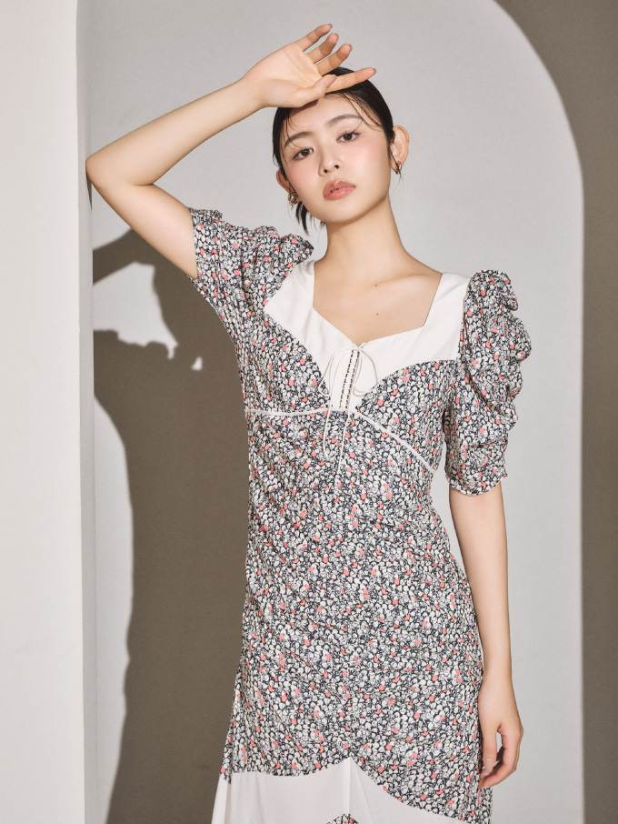 シフォンドッキングバリエプリントワンピース・ストラップサンダル・フープイヤリングを着用した女性