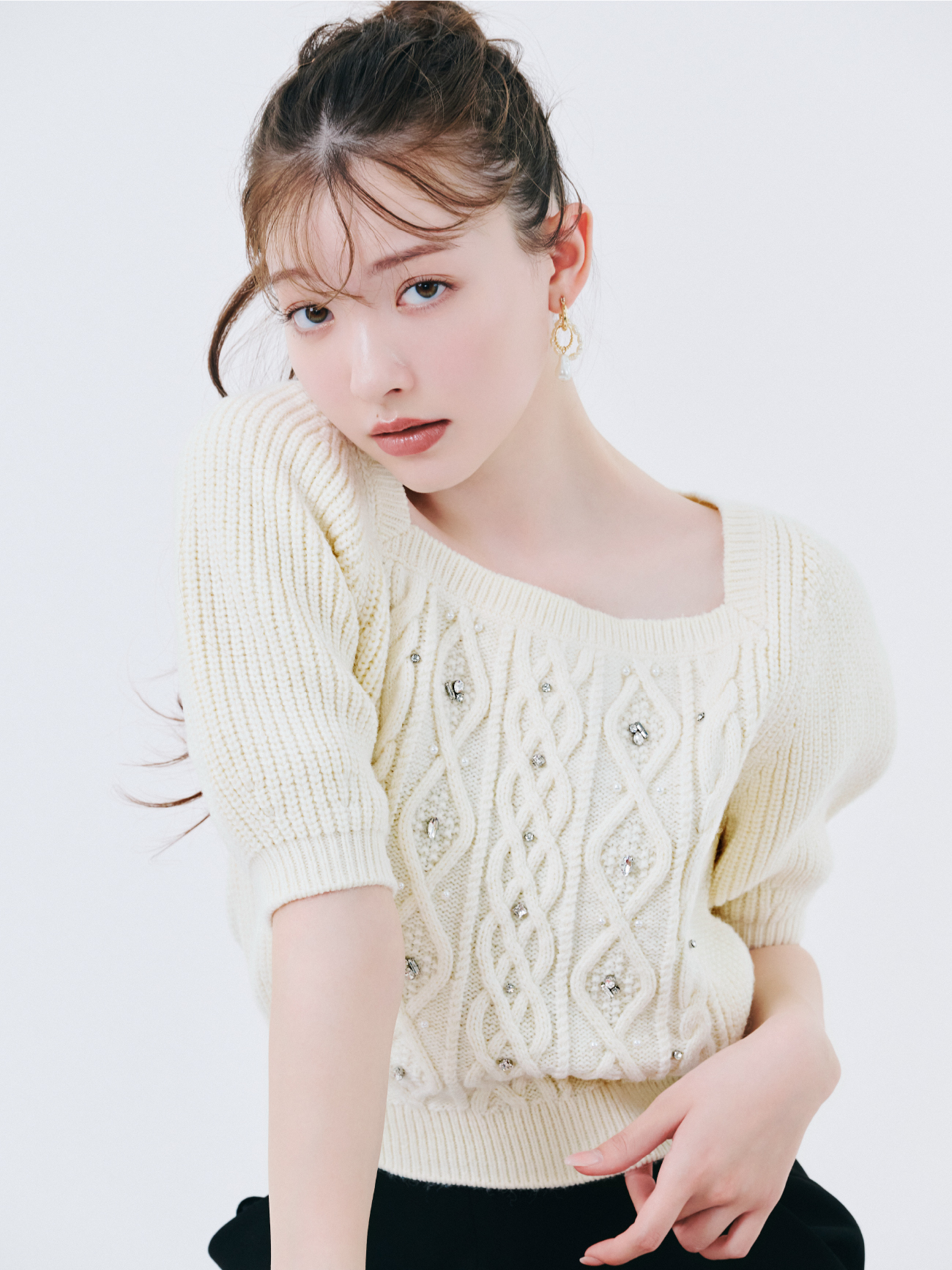[L.B CANDY STOCK]シフォンリボンビジューニットトップス・ミニマルショートパンツ・3バックルミドルブーツ・バリエーションパールピアスを着用した女性