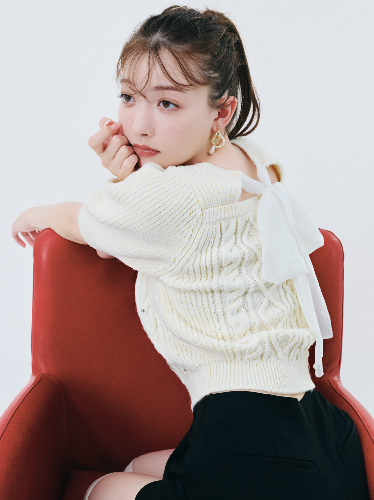 [L.B CANDY STOCK]シフォンリボンビジューニットトップス・ミニマルショートパンツ・3バックルミドルブーツ・バリエーションパールピアスを着用した女性