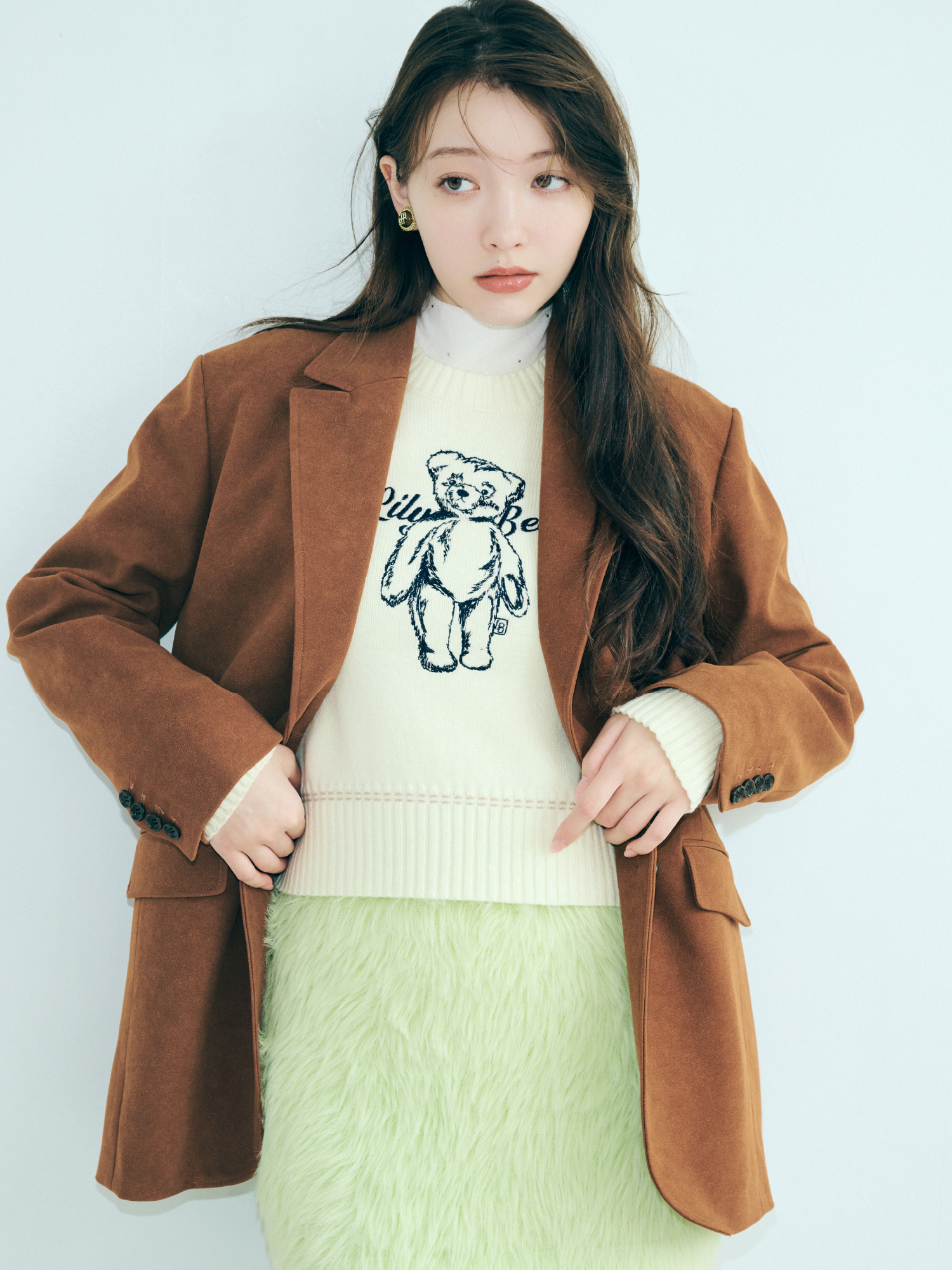 バリエーションオーバージャケット・Lily Bearエンブロイダリーニットトップス・ボウタイシアートップス・フェザーヤーンミニスカート・トゥレスシルキーハイソックス・リボンスリングバックパンプス・ヴィンテージモチーフイヤリングを着用した女性
