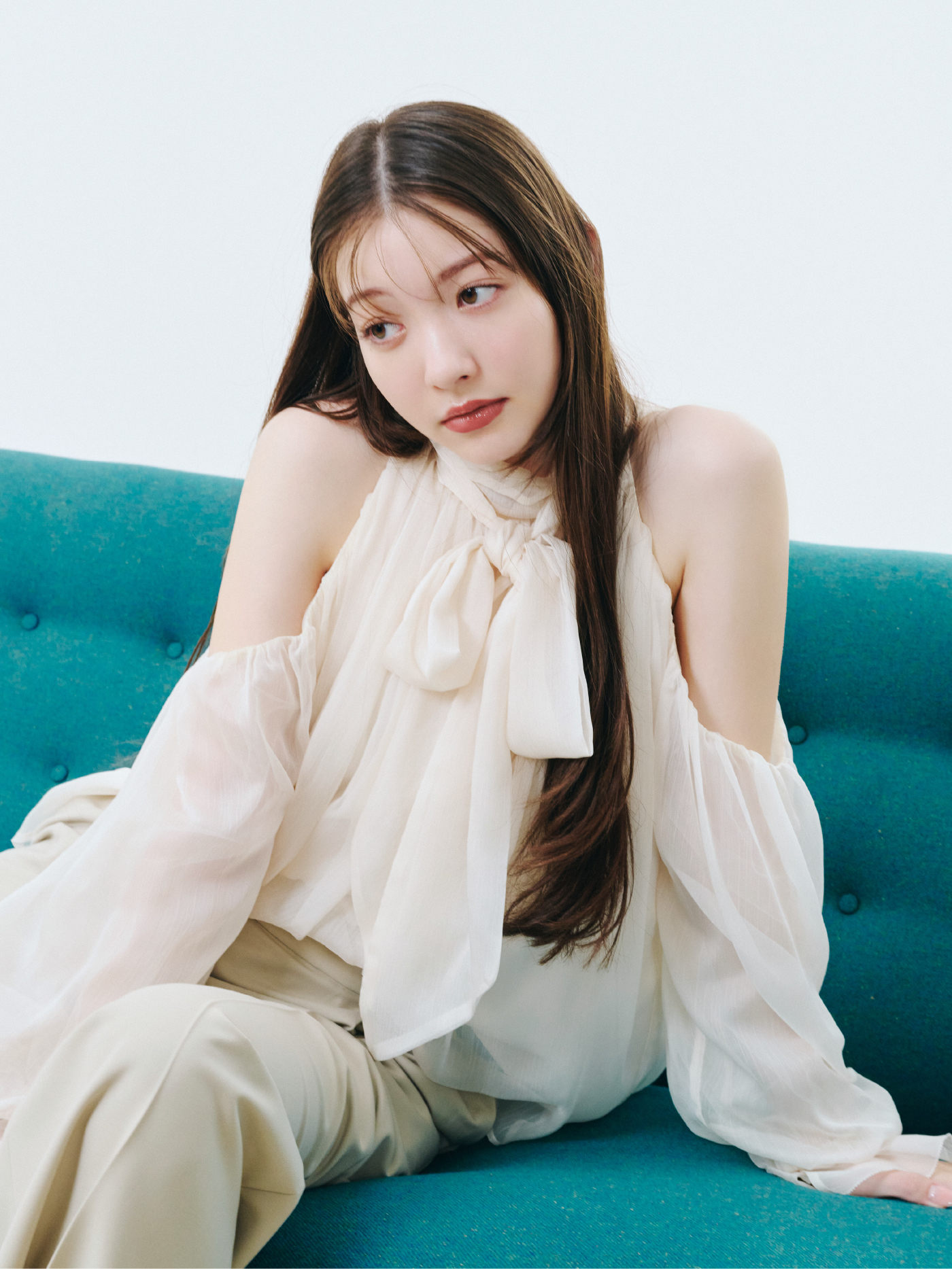 【WEB限定カラー】ドレープボウタイシフォンブラウス・アシメデザインワイドパンツ・リボンスリングバックパンプス・ヴィンテージモチーフイヤリングを着用した女性